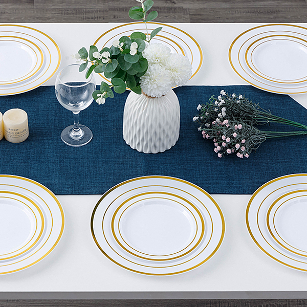 white and gold plastic plates 3
